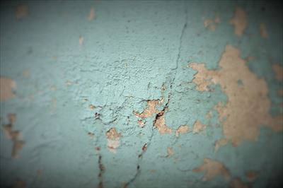 外壁リフォームを行うべきサイン！ひび割れ・塗装が剥がれた壁